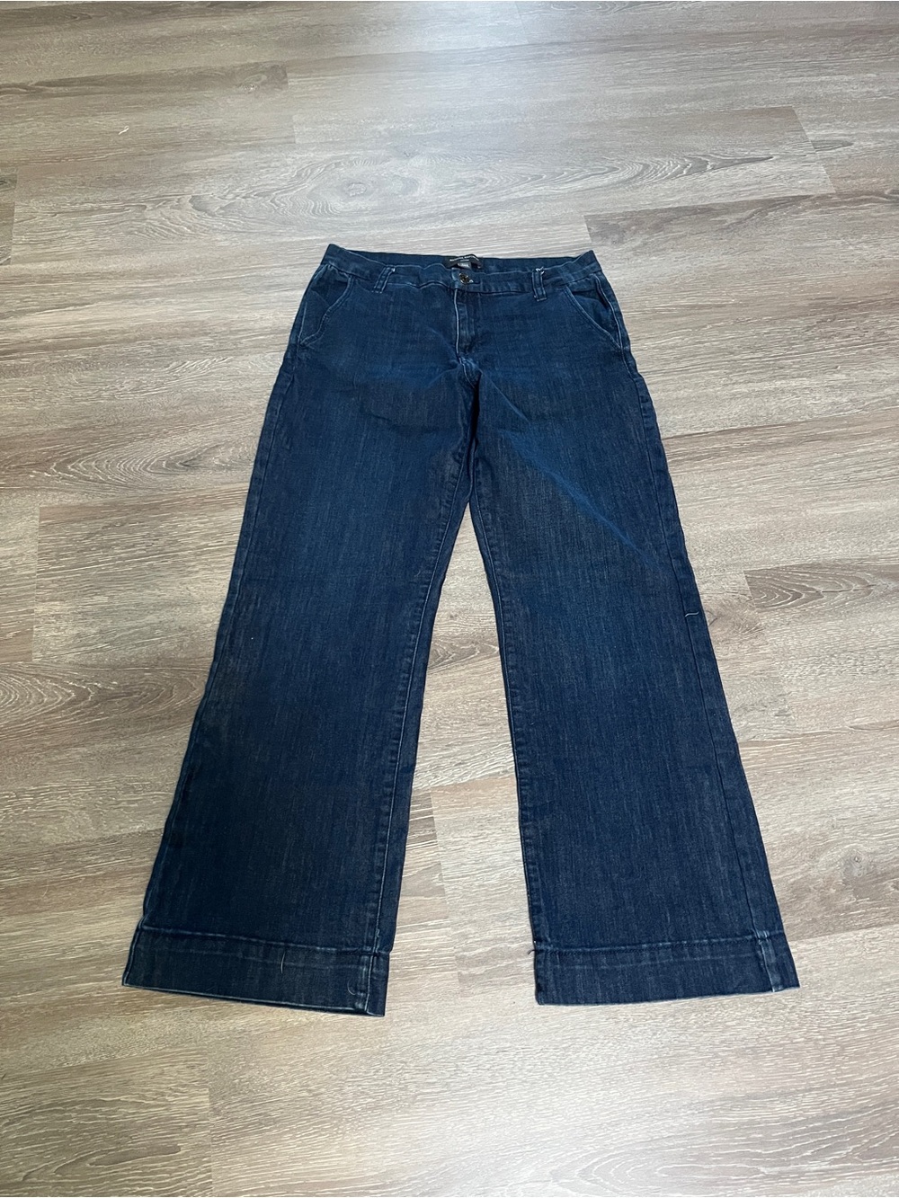 Banana Republic petite dark wash low rise flare jeans in a 29/8 #flare #lowrise